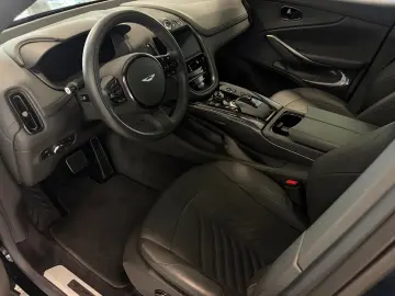 Aston Martin DBX 707 Oberon Black   Phantom Grey Carbon Ext.