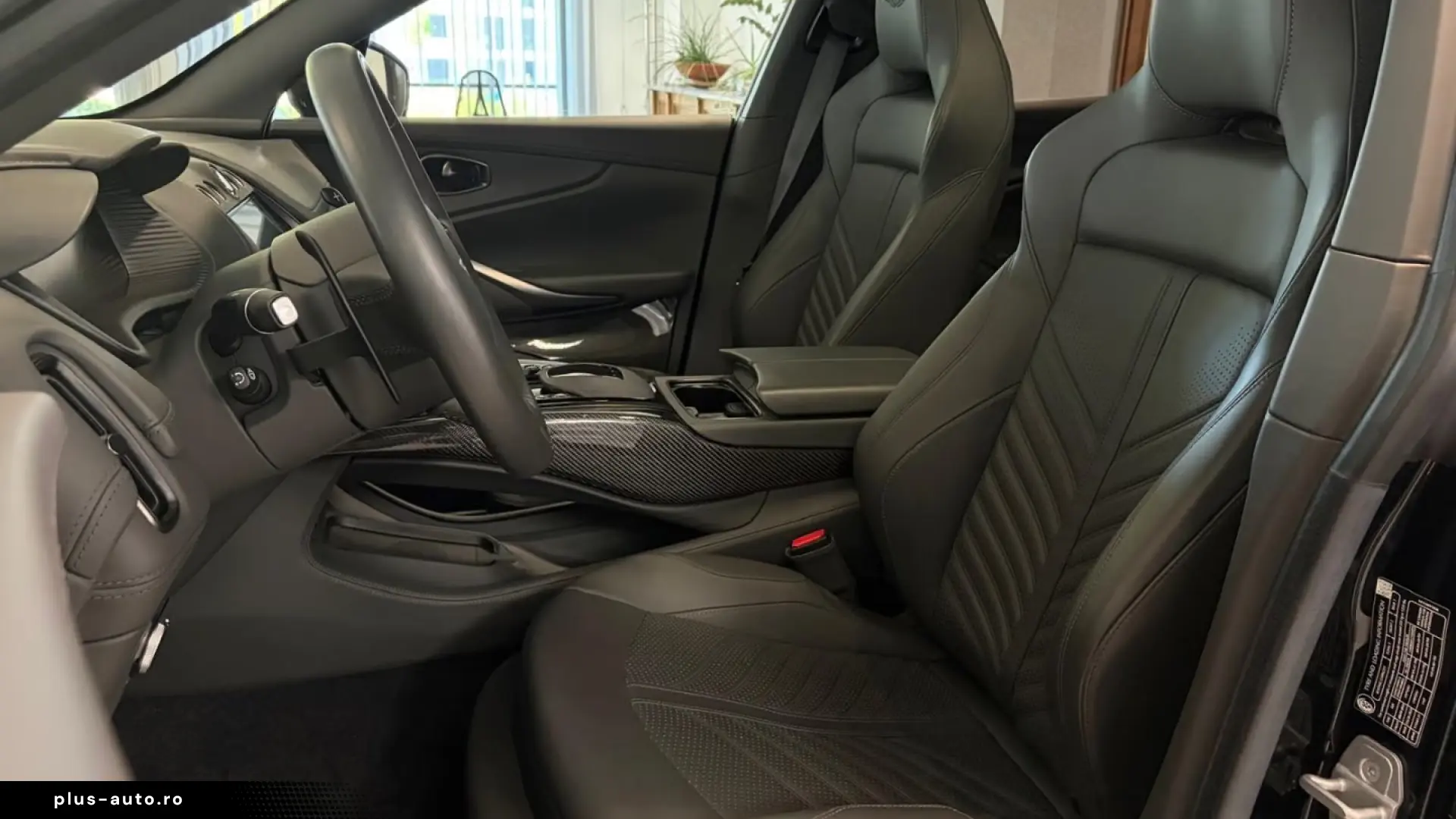 Aston Martin DBX 707 Oberon Black   Phantom Grey Carbon Ext.