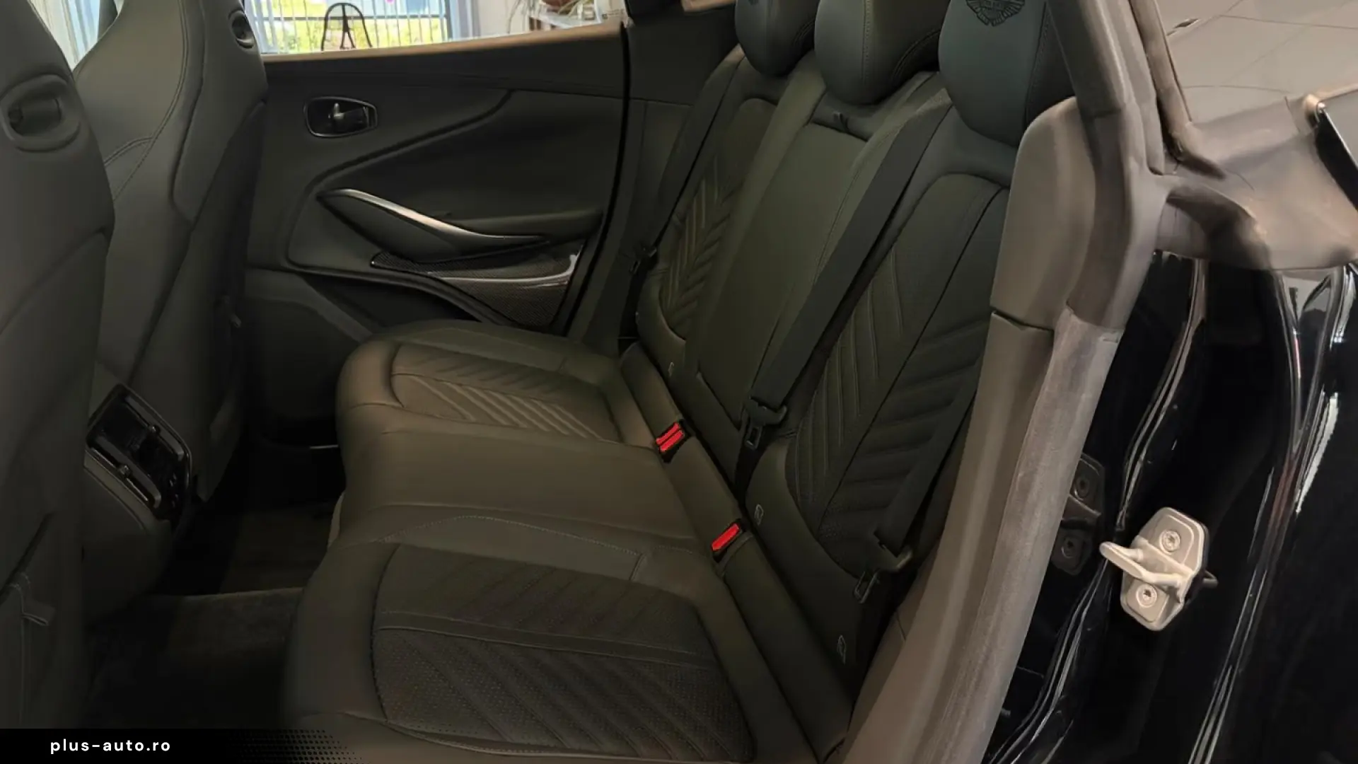 Aston Martin DBX 707 Oberon Black   Phantom Grey Carbon Ext.