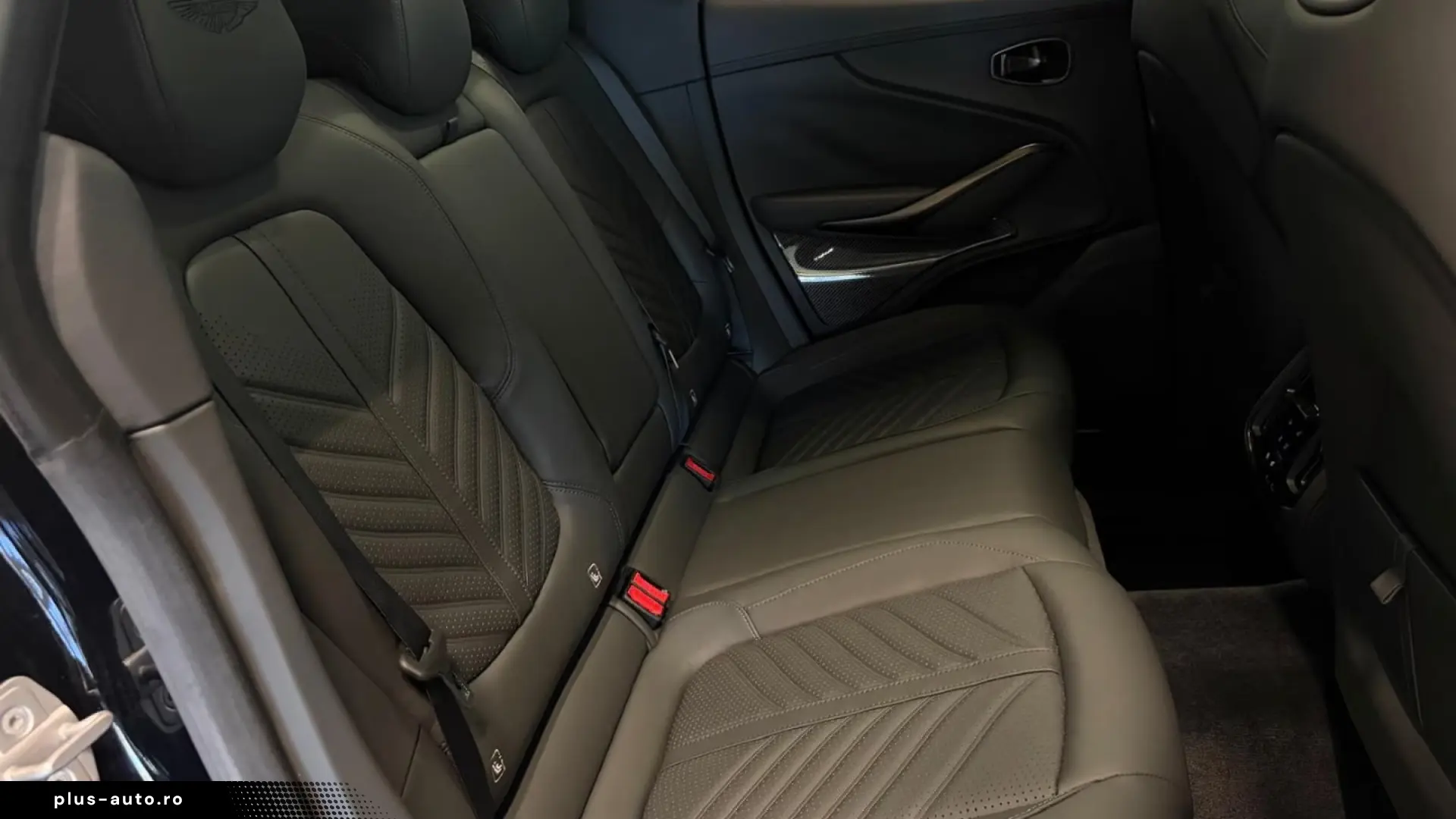 Aston Martin DBX 707 Oberon Black   Phantom Grey Carbon Ext.
