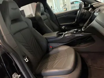 Aston Martin DBX 707 Oberon Black   Phantom Grey Carbon Ext.