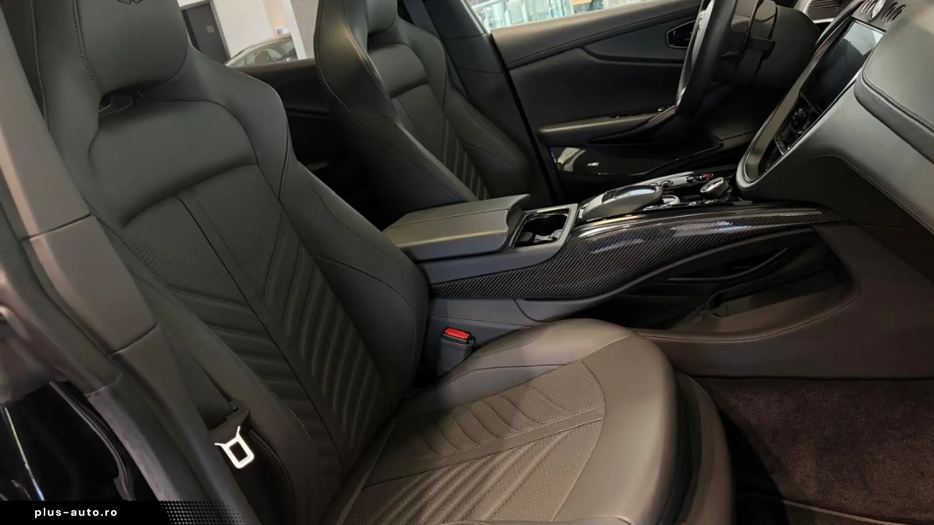 Aston Martin DBX 707 Oberon Black   Phantom Grey Carbon Ext.