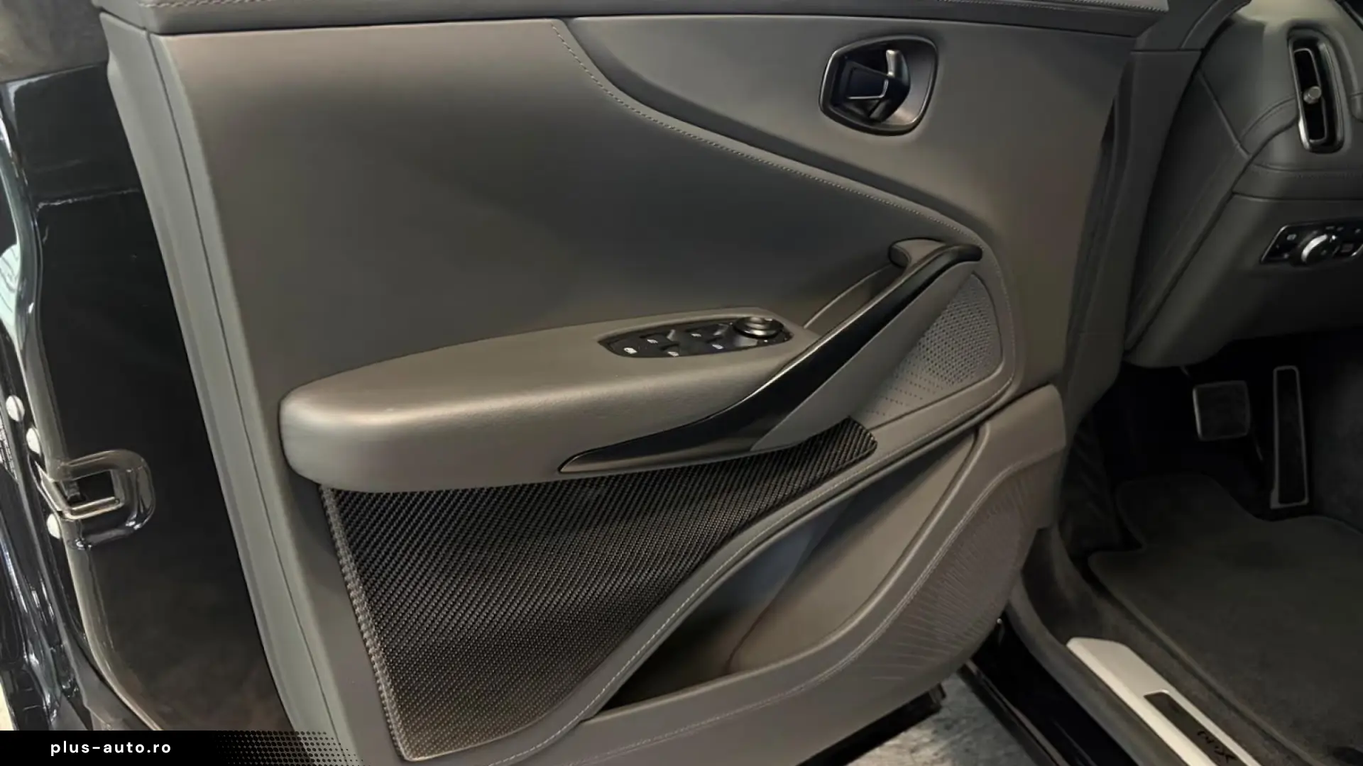 Aston Martin DBX 707 Oberon Black   Phantom Grey Carbon Ext.
