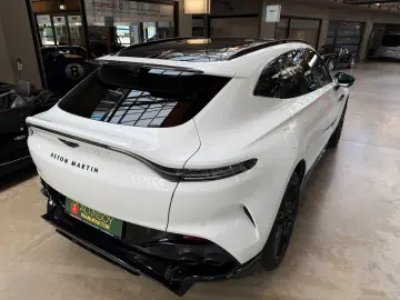 Aston Martin DBX 707
