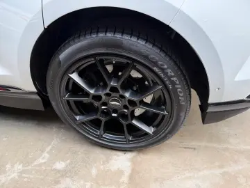 Aston Martin DBX 707