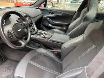 Aston Martin DBX 707