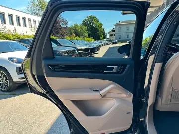 Porsche Cayenne E-Hybrid   Sport Chrono