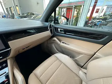 Porsche Cayenne E-Hybrid   Sport Chrono