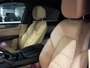 Porsche Cayenne GTS Coupé Sport Chrono Massage HUD