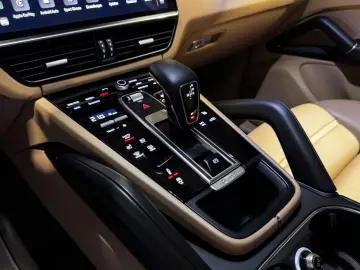 Porsche Cayenne GTS Coupé Sport Chrono Massage HUD