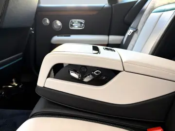 ROLLS ROYCE Ghost Series ll Theatre Picnic BeSpoke Massage
