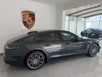 PORSCHE Panamera GTS