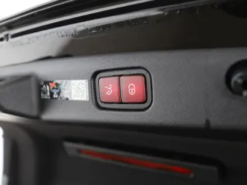 MERCEDES-BENZ E 220 d AMG Prem. Superscreen Burmeste…