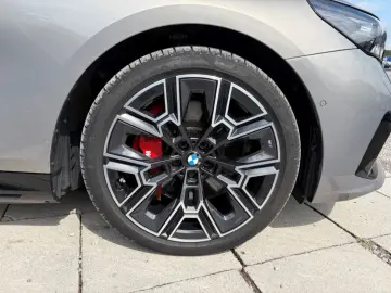 BMW 550 e xDrive MSportPro DrivAssisProf Bowers Wilk