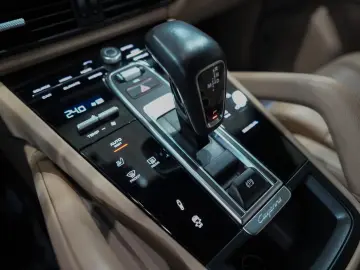 Porsche Cayenne E-Hybrid   Sport Chrono