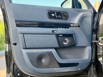 ZEEKR 9X Max Black Package