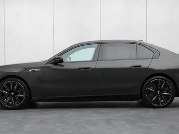 BMW M760e xDrive  Exec. Lounge Connoisseur Paket B&W
