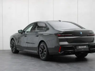 BMW M760e xDrive  Exec. Lounge Connoisseur Paket B&W