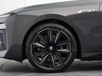 BMW M760e xDrive  Exec. Lounge Connoisseur Paket B&W