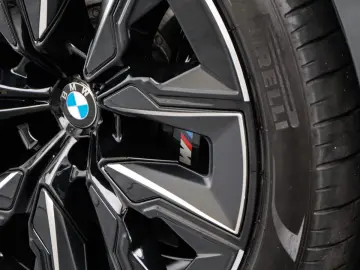 BMW M760e xDrive  Exec. Lounge Connoisseur Paket B&W