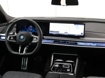 BMW M760e xDrive  Exec. Lounge Connoisseur Paket B&W