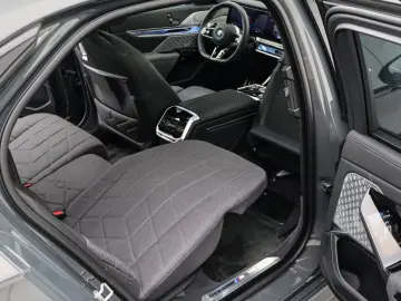 BMW M760e xDrive  Exec. Lounge Connoisseur Paket B&W