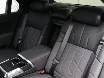 BMW M760e xDrive  Exec. Lounge Connoisseur Paket B&W