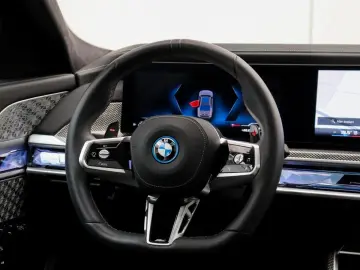 BMW M760e xDrive  Exec. Lounge Connoisseur Paket B&W