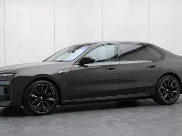 BMW M760e xDrive  Exec. Lounge Connoisseur Paket B&W