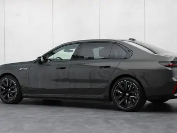 BMW M760e xDrive  Exec. Lounge Connoisseur Paket B&W