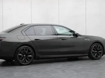 BMW M760e xDrive  Exec. Lounge Connoisseur Paket B&W