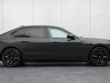 BMW M760e xDrive  Exec. Lounge Connoisseur Paket B&W
