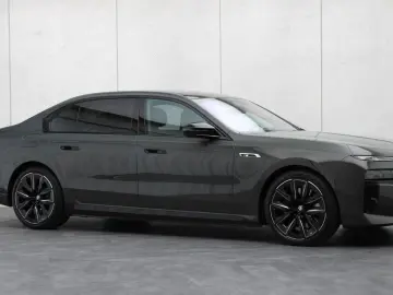 BMW M760e xDrive  Exec. Lounge Connoisseur Paket B&W