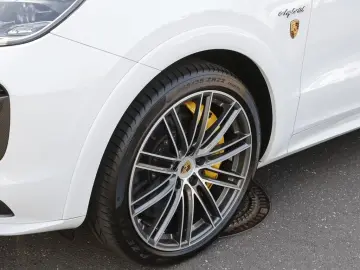 Porsche Cayenne Turbo S E-Hybrid 680 CP