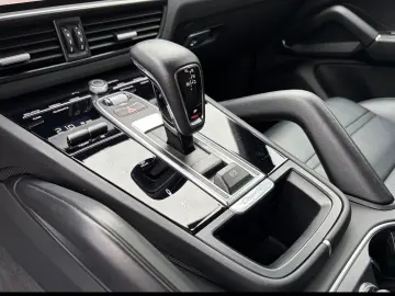 PORSCHE CAYENNE GTS