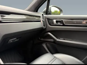 PORSCHE CAYENNE GTS