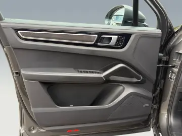 PORSCHE CAYENNE GTS
