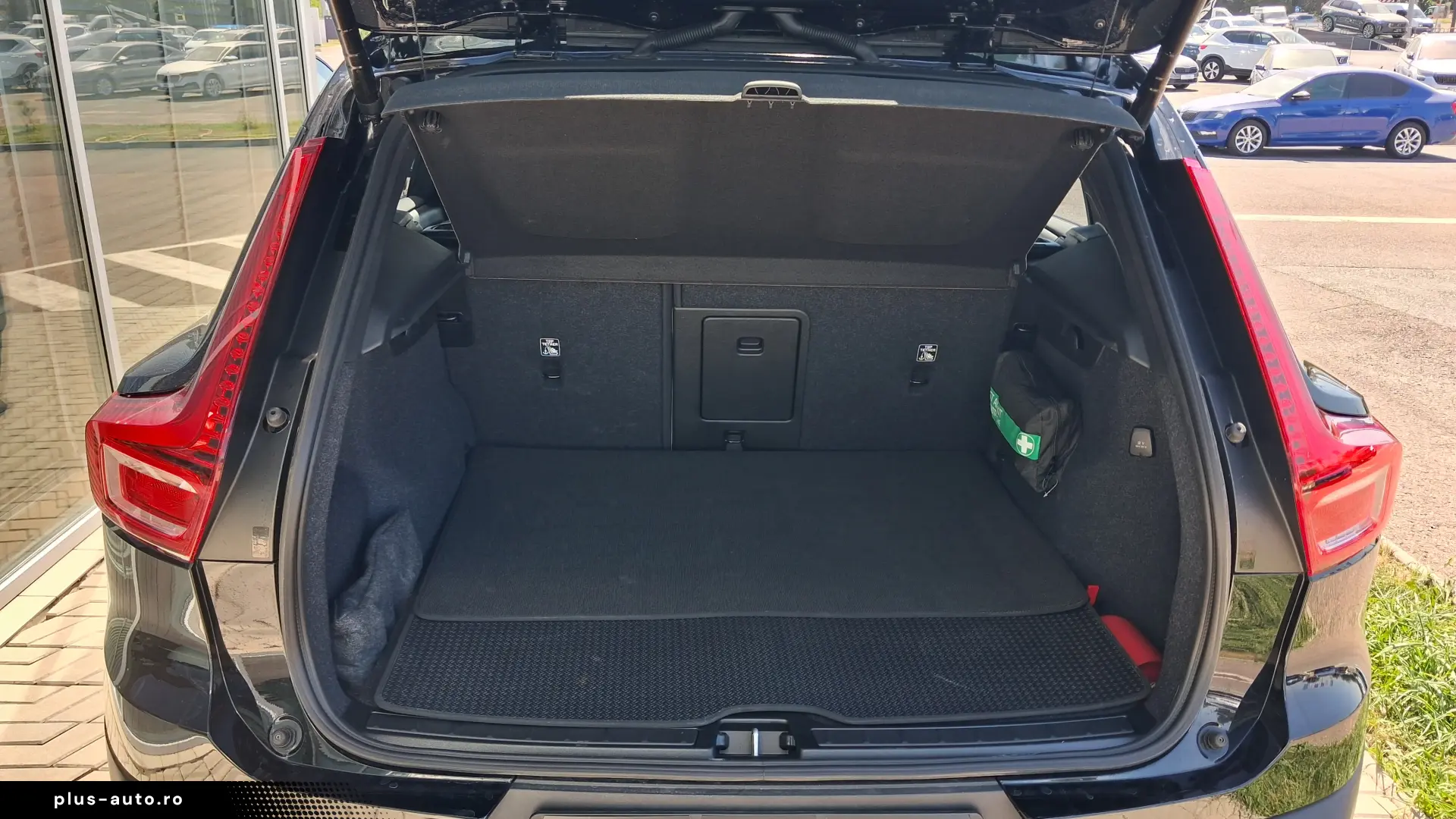 Volvo XC 40 B3 AT FWD MHEV Plus Dark
