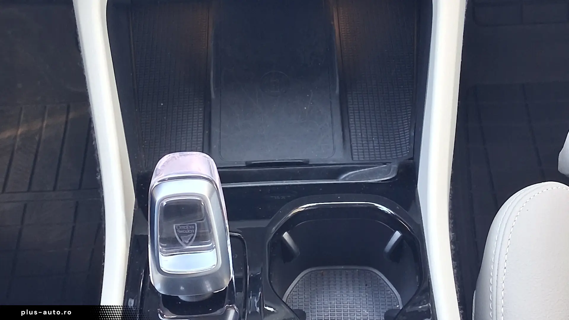 Volvo XC 40 B3 AT FWD MHEV Plus Dark