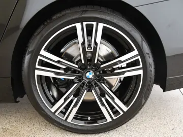 BMW 740d xDrive M Sport Pro StandHzg LED Pano HUD