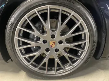 Porsche Panamera 4   Sports exhaust system  BOSE  InnoDrive