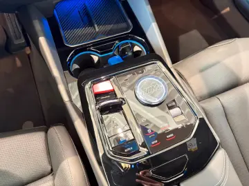 BMW M5 Plug-In Hybrid xDrive HUD Memory vorn