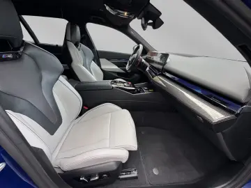 BMW M5 Touring Carbon B&W