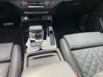 AUDI Q5 55TFSIe quattro S line S-trc Virtual Matrix C