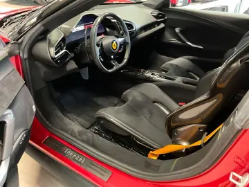 FERRARI 296 GTB Karbon JBL Lift 1.Hand