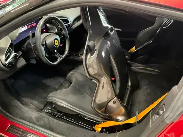 FERRARI 296 GTB Karbon JBL Lift 1.Hand