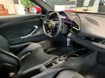 FERRARI 296 GTB Karbon JBL Lift 1.Hand