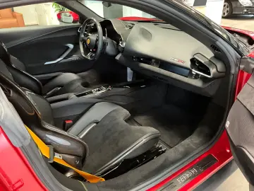 FERRARI 296 GTB Karbon JBL Lift 1.Hand