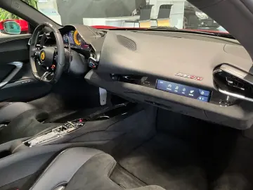 FERRARI 296 GTB Karbon JBL Lift 1.Hand