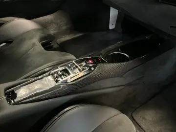 FERRARI 296 GTB Karbon JBL Lift 1.Hand